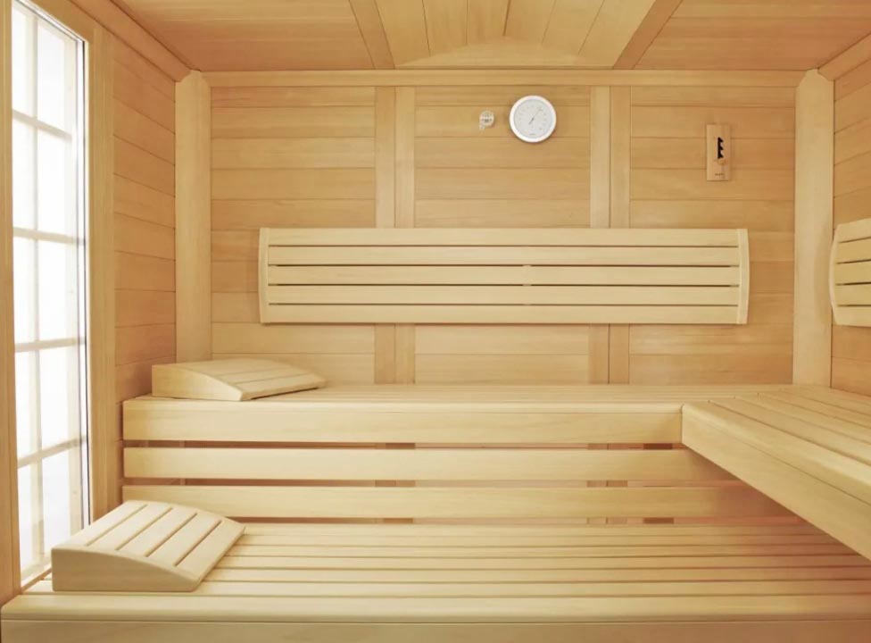 6-sauna-interier-s-oknem