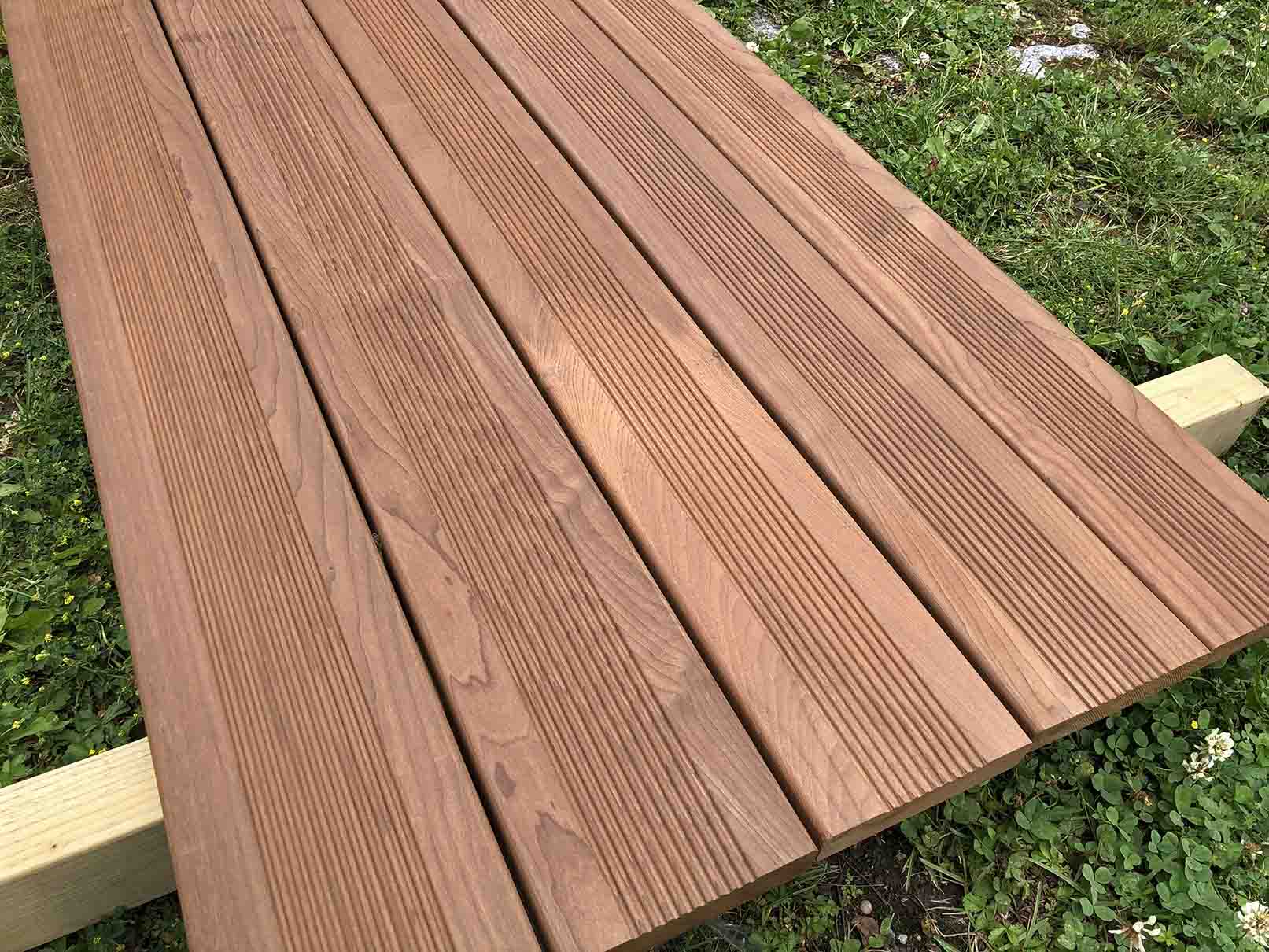 Terasová prkna položená na podkladním hranolu