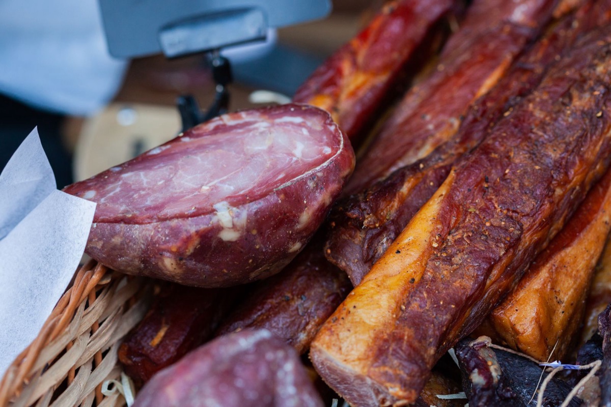 Uzené maso a slanina v košíku